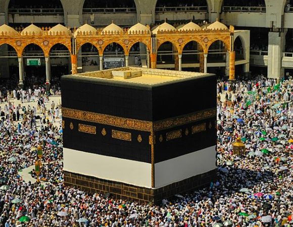 Kâbe: Yeryüzünün Kalbi ve İmanın Merkezi